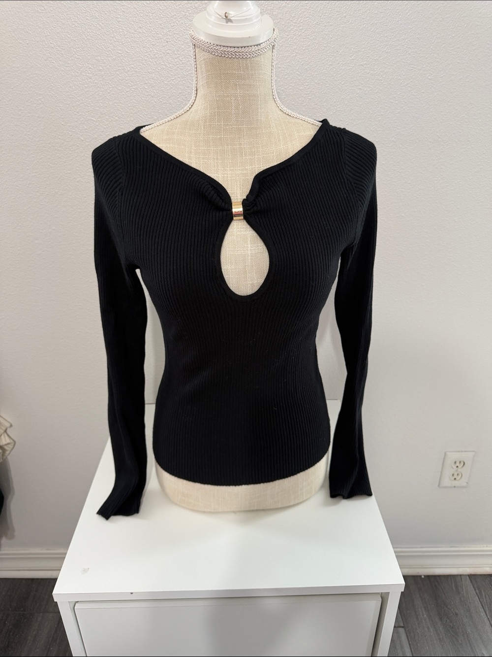 Abercrombie & Fitch Black Ribbed Keyhole Long-Sleeve Top with Decorative Clasp